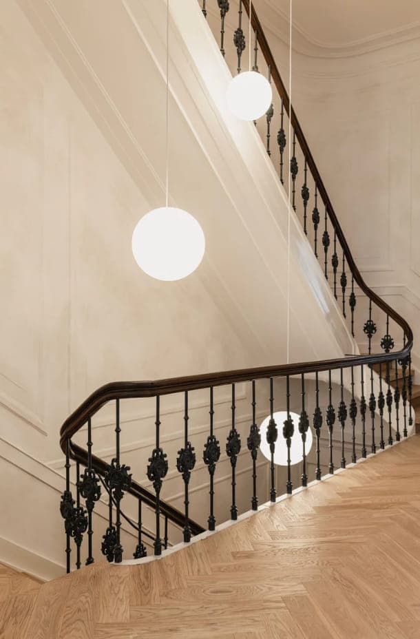 Het monumentale trappenhuis van het praktijkpand aan de Sarphatistraat in Amsterdam-Centrum